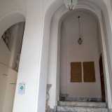 Entrando dall�ingresso di sinistra accediamo allo scalone interno...